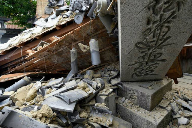 Tres muertos y 300 heridos por un terremoto en Japón