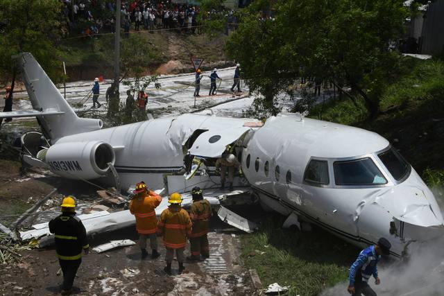 FOTO: Un avión se partió en dos al caer y todos sobrevivieron