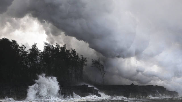 FOTO: La lava llegó al mar y generó un peligroso fenómeno en Hawái