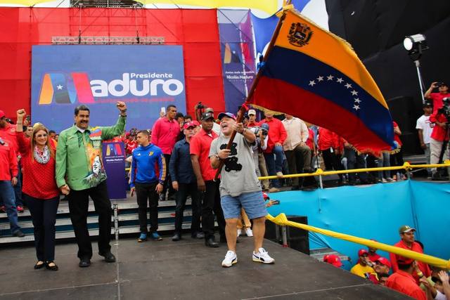 Maradona bailó en el cierre de campaña de Nicolás Maduro