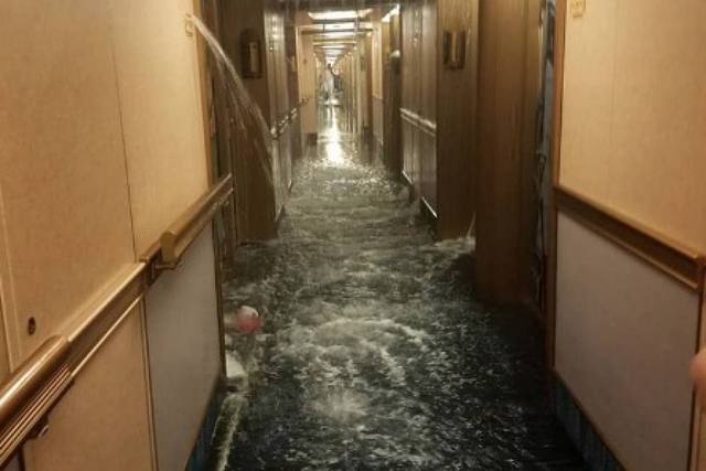 FOTO: Los pasillos del barco quedaron anegados.