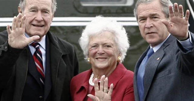 Barbara Bush, con su esposo y su hijo, ambos ex presidentes.
