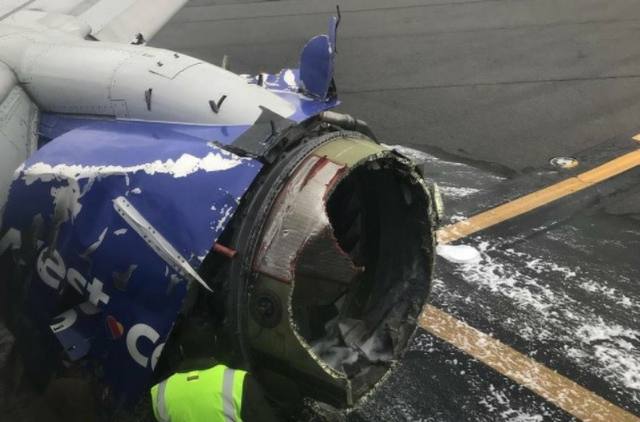 FOTO: El motor izquierdo del avión falló