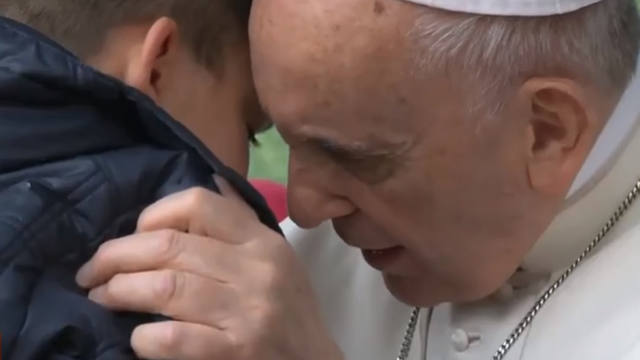 Ternura infinita en el abrazo entre Bergoglio y Emanuele.
