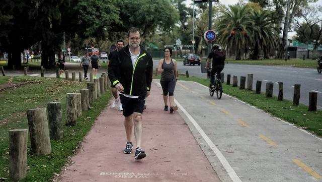 Mariano Rajoy caminando en shorts por Palermo.