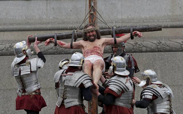 Las sangrientas crucifixiones del Viernes Santo en Filipinas