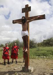 Las sangrientas crucifixiones del Viernes Santo en Filipinas