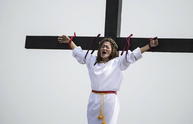 Las sangrientas crucifixiones del Viernes Santo en Filipinas