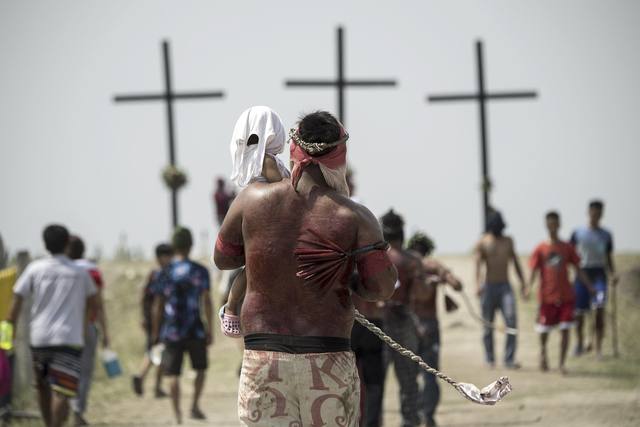 Las sangrientas crucifixiones del Viernes Santo en Filipinas