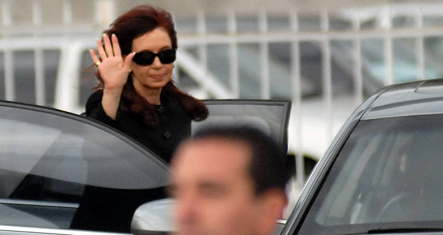 FOTO: Cristina Fernández de Kirchner se mostró muy emocionada por el afecto popular.