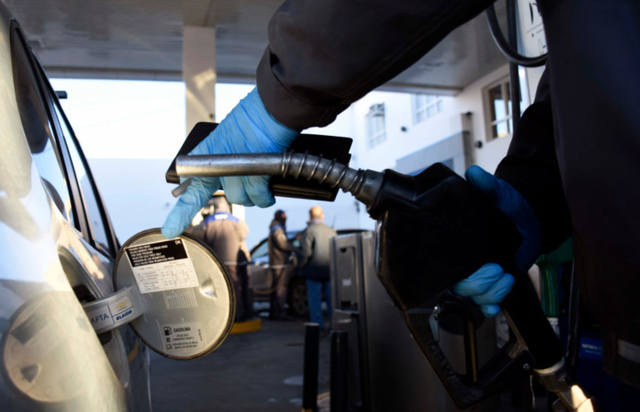 FOTO: Postergan parte de aumento del impuesto a los combustibles