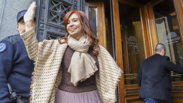 FOTO: Sobreseyeron a Cristina Fernández por el bastón presidencial
