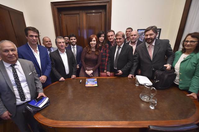 FOTO: CFK recibió a Urribarri y productores en el Senado