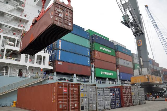 FOTO: Por derrumbe de importaciones creció el superávit comercial