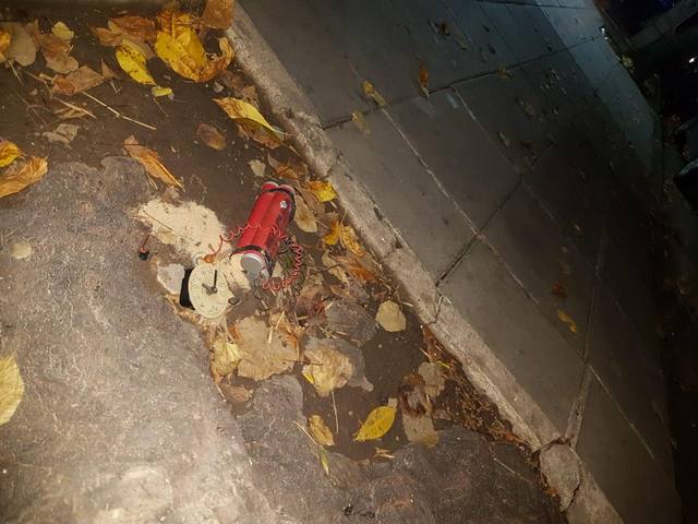 Lo que hallaron fueron tubos plásticos unidos con un cable.