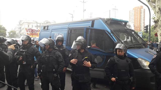 FOTO: 39 detenidos por incidentes en Avenida de Mayo y 9 de Julio