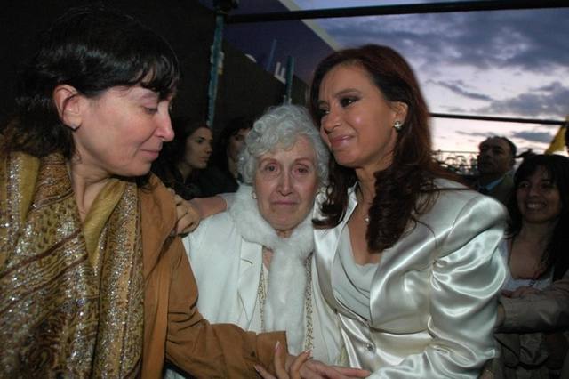 FOTO: Tras el último adiós a su madre, CFK partió hacia Cuba