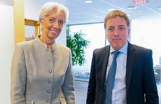 FOTO: La jefa del FMI y el ministro dialogaron en Washington.