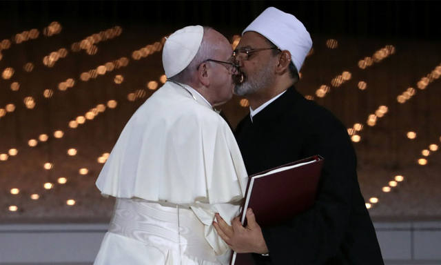 FOTO: El Papa y el imán en un gesto histórico