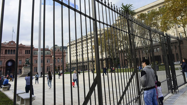 FOTO: La justicia declaró ilegales las rejas en la Plaza de Mayo