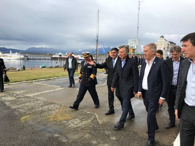 FOTO: El Presidente y el ministro, en el Área Naval Austral.