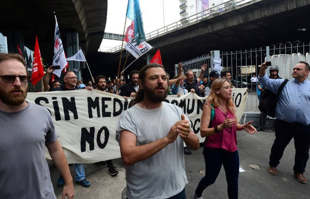 FOTO: Juan Grabois encabeza la protesta en Canal 13.