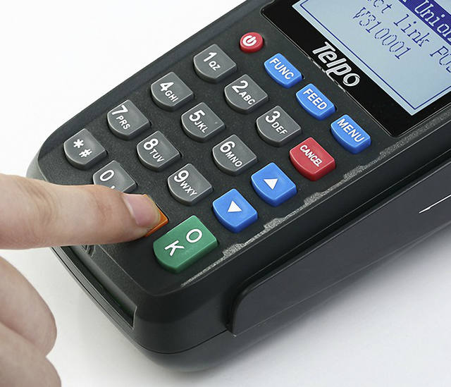 Comercios deberán aceptar todas las tarjetas de débito