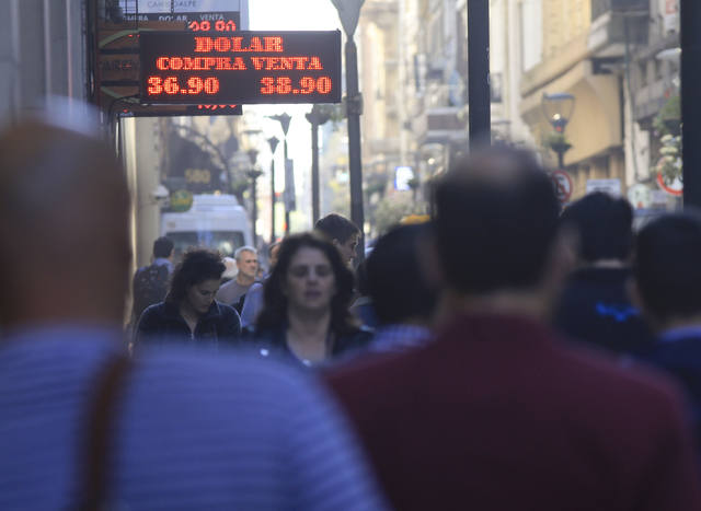 El dólar continúa en baja y cerró por debajo de los $ 39