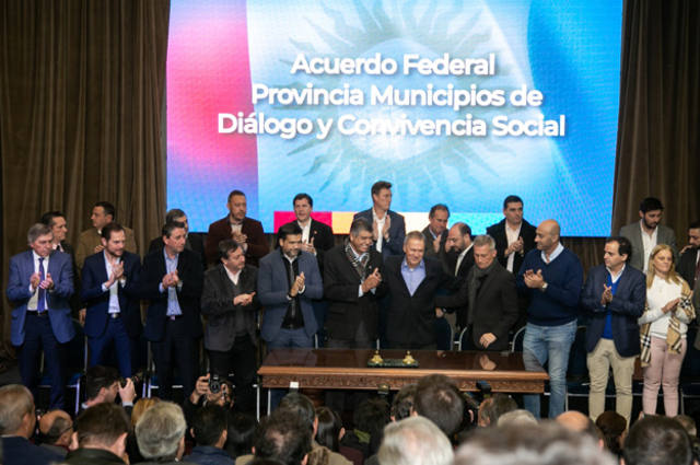 FOTO: El gobernador Schiaretti encabezó la firma del acuerdo.