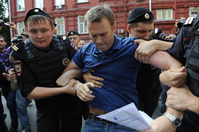 FOTO: Principal opositor ruso quedó detenido al salir de prisión