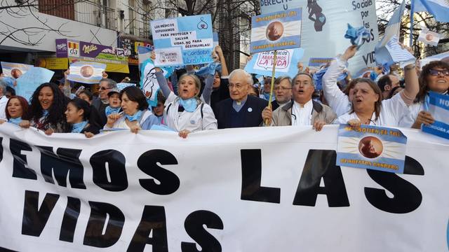 Miles de personas marcharon contra el aborto en Córdoba.