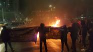 Los manifestantes quemaron un contenedor de basura.