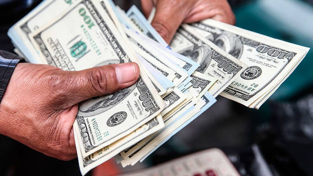 FOTO: El dólar concluyó la jornada por debajo de los $ 28