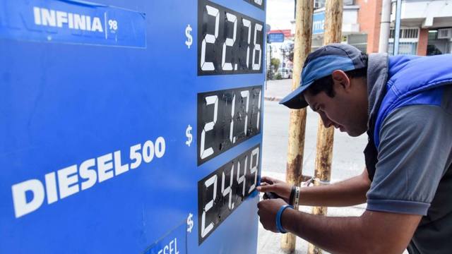 FOTO: Nuevo aumento de las naftas: la súper ya supera los $ 30