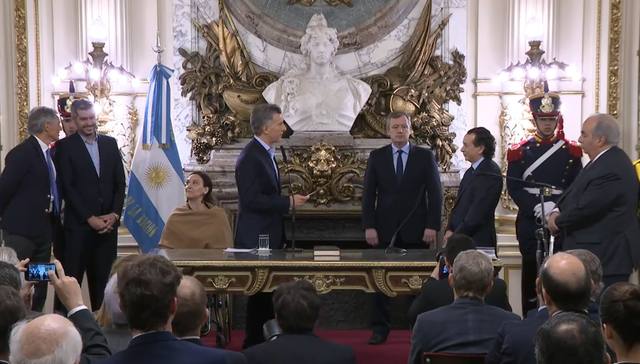 FOTO: Macri le tomó juramento a Sica nuevo ministro de Producción