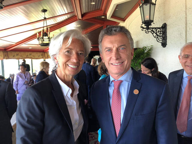 FOTO: El mandatario se fotografió junto a la referente del FMI.