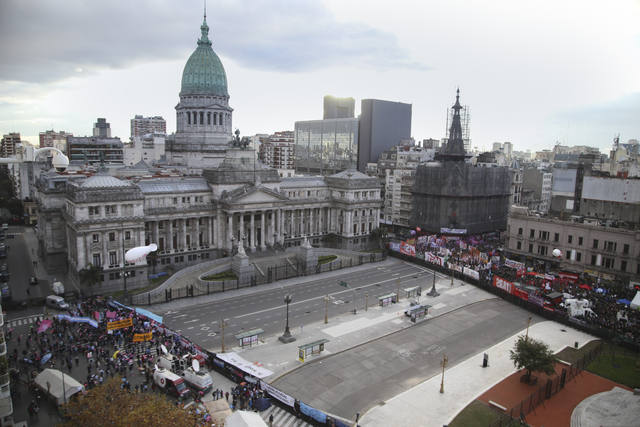 Afuera del parlamento se manifiestan a favor y en contra.