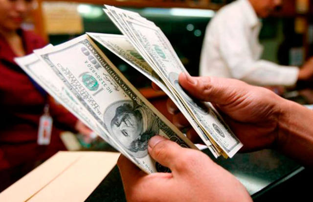 FOTO: El dólar cerró la semana arriba de los $25