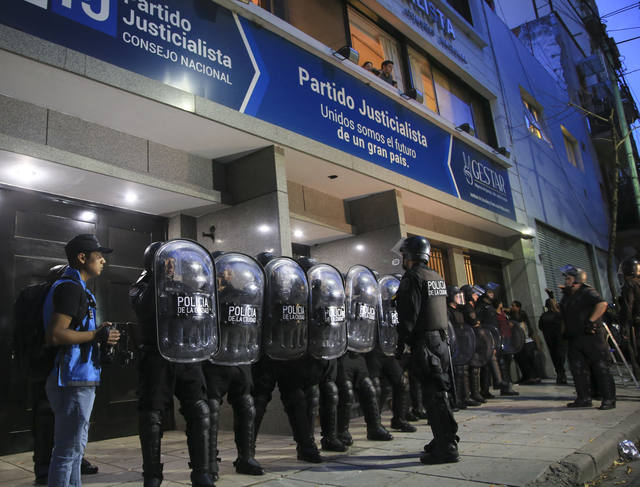 Policías se apostaron en la puerta de la sede del PJ.