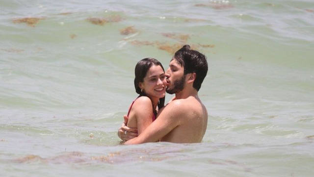 Tini Stoessel y Sebastián Yatra, besos y mimos en la playa