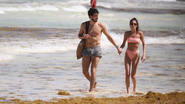 Tini Stoessel y Sebastián Yatra, besos y mimos en la playa