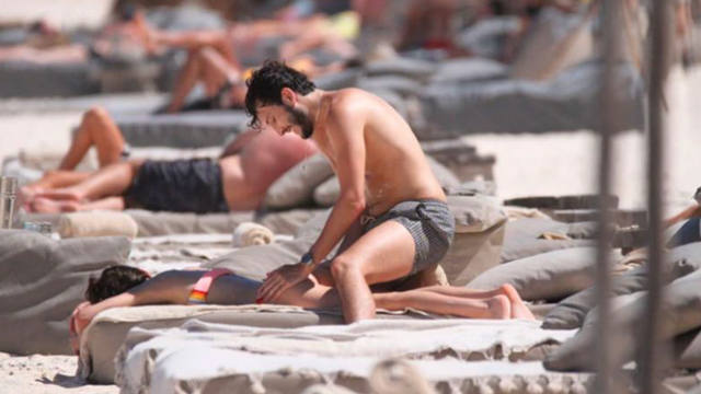 Tini Stoessel y Sebastián Yatra, besos y mimos en la playa