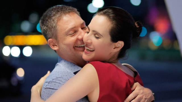 Adrián Suar y Julieta Díaz, a los besos en plena fiesta