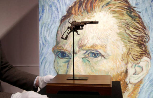 FOTO: Subastaron el supuesto revólver suicida de Van Gogh