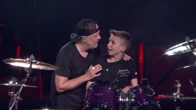 FOTO: Un fan de 13 años sorprendió a Metallica en pleno show