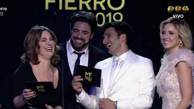 Los besos entre Peterson con Duplá y Minujín con Castro