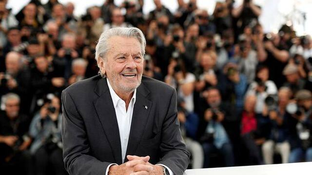 Delon, homenajeado en Cannes entre protestas feministas