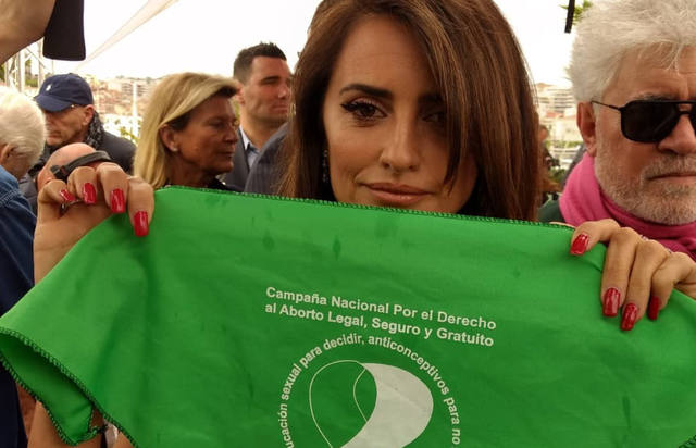 Penélope Cruz y Pedro Almodóvar posaron con el pañuelo verde