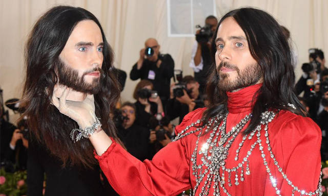 Met Gala: Jared Leto sorprendió con su cabeza en la mano