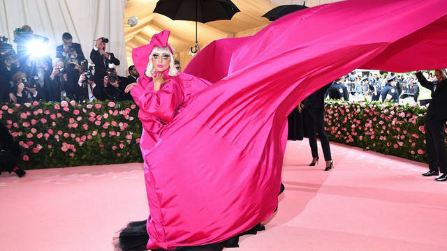 FOTO: Lady Gaga se quitó la ropa en la alfombra de la Met Gala